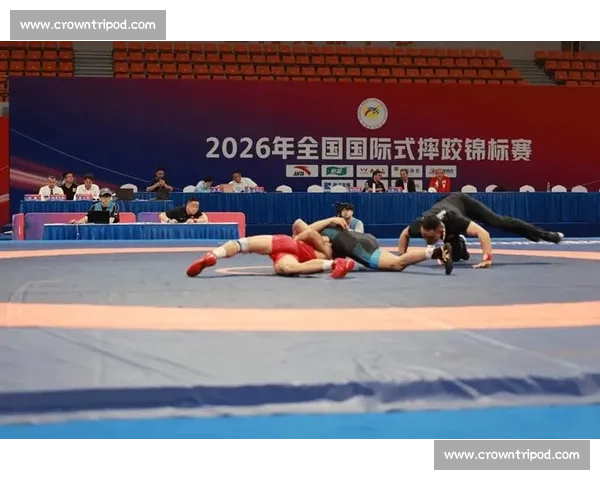 女摔跤比赛激烈上演挑战极限勇气与力量的巅峰对决