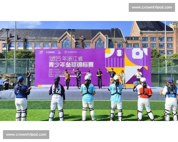 激烈对决中展现技巧与团队默契的校园垒球比赛盛况